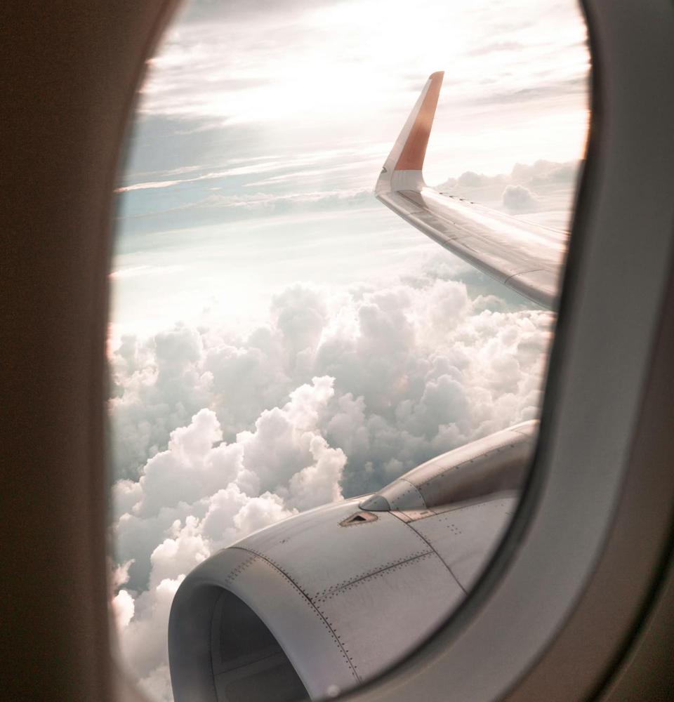 Blick aus einem Flugzeug auf Wolkendecke