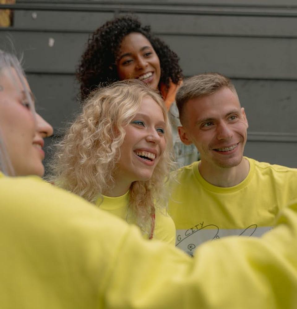 Mehrere Menschen lachen miteinander